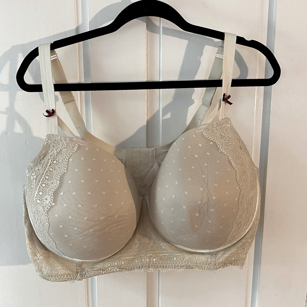 Clinique White Bra : Size 44F